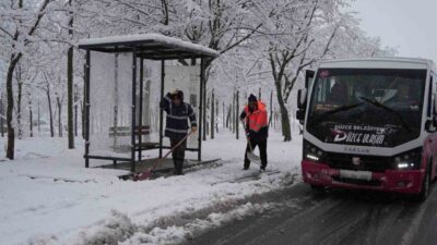 Düzce Belediyesi, gece itibariyle etkisini artıran kar yağışına karşı tüm