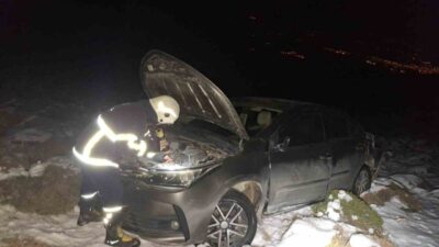 Hatay’da sürücüsünün direksiyon hakimiyetini kaybetmesiyle araziye uçan otomobildeki 2 kişi