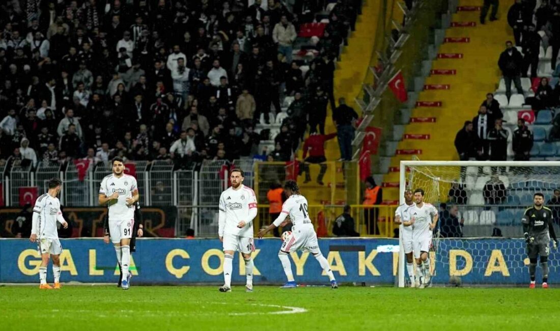 Beşiktaş’ın deplasmanda Eyüpspor ile 2-2-berabere kaldığı maçta siyah-beyazlı taraftarlar yönetimi