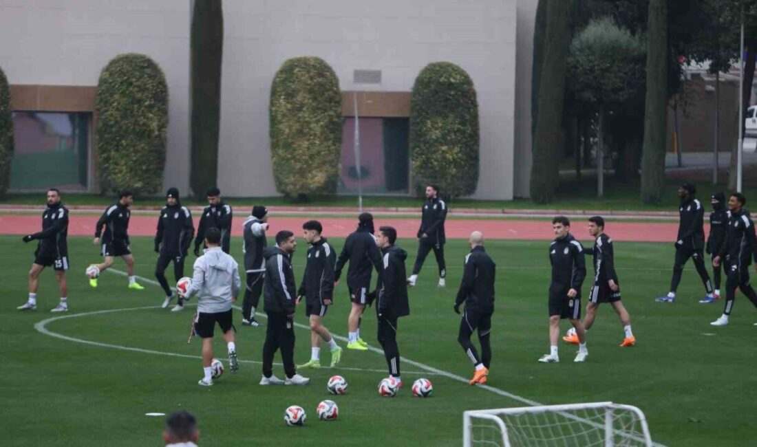 Beşiktaş, devre arası çalışmalarına Antalya’da sahada gerçekleştirdiği antrenman ile sürdürdü.