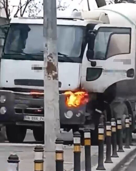 İstanbul Küçükçekmece’de bir beton kamyonu birden yanmaya başladı. Yanan kamyona