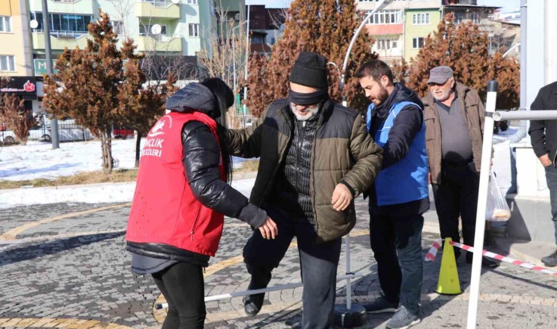 Erzurum’un Oltu ilçesinde vatandaşlar görme engelli bireylerin günlük hayatta karşılaştıkları