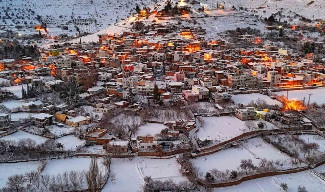 Mardin’in Nusaybin ilçesine bağlı Akarsu Mahallesi, karla kaplanan damları ve