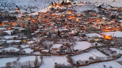 Mardin’in Nusaybin ilçesine bağlı Akarsu Mahallesi, karla kaplanan damları ve