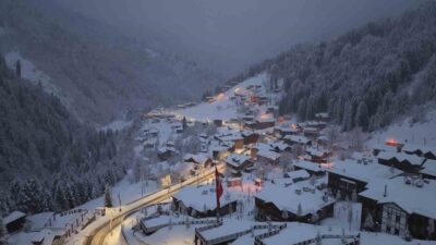 Rize’nin Çamlıhemşin ilçesinde bulunan dünyaca ünlü turizm merkezi Ayder Yaylası,