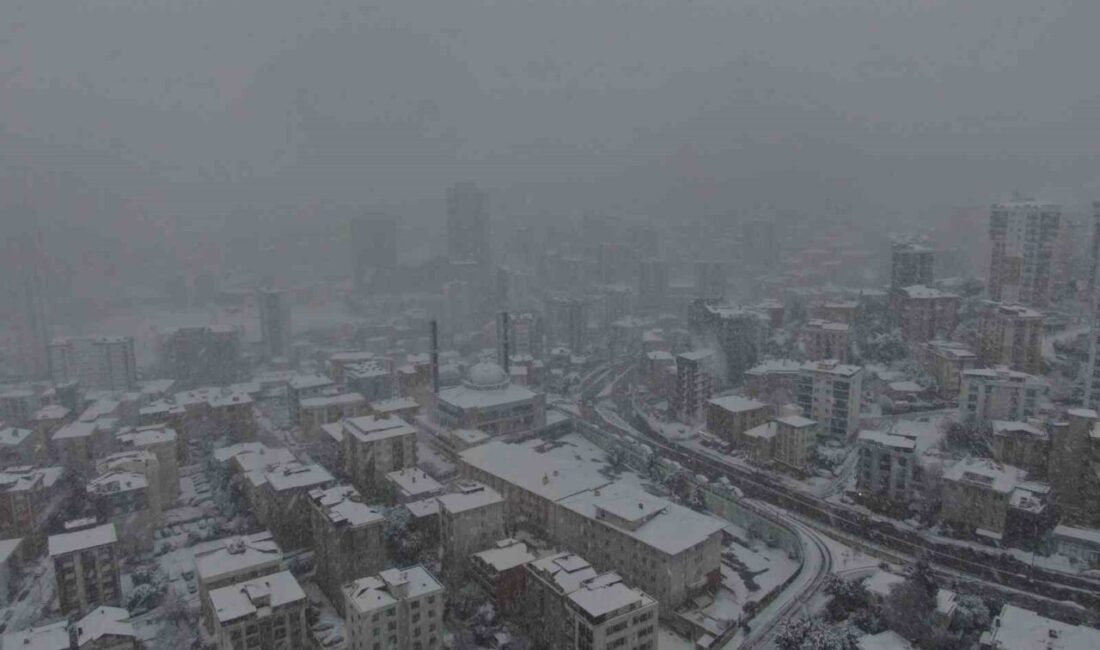 İstanbul’da gece saatlerinden bu yana etkisini gösteren yoğun kar yağışıyla