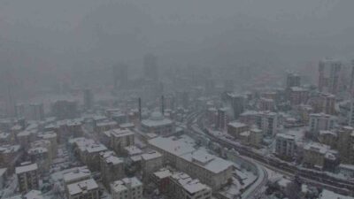 İstanbul’da gece saatlerinden bu yana etkisini gösteren yoğun kar yağışıyla