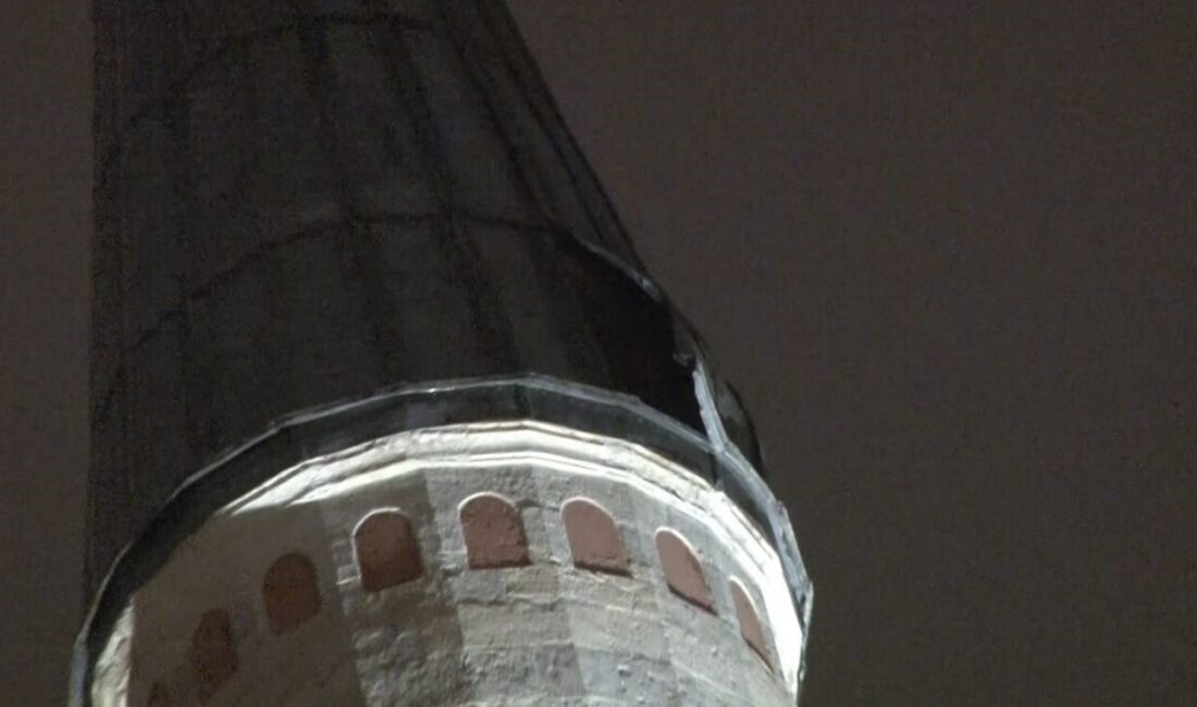 Fatih Beyazıt Camii’nin minaresinin üst kısmındaki kurşun kaplama, lodosun etkisiyle