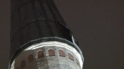 Fatih Beyazıt Camii’nin minaresinin üst kısmındaki kurşun kaplama, lodosun etkisiyle
