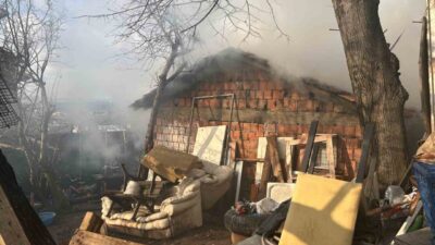 İstanbul’un Beykoz ilçesinde bir gecekondunun odunluk kısmında çıkan yangında maddi