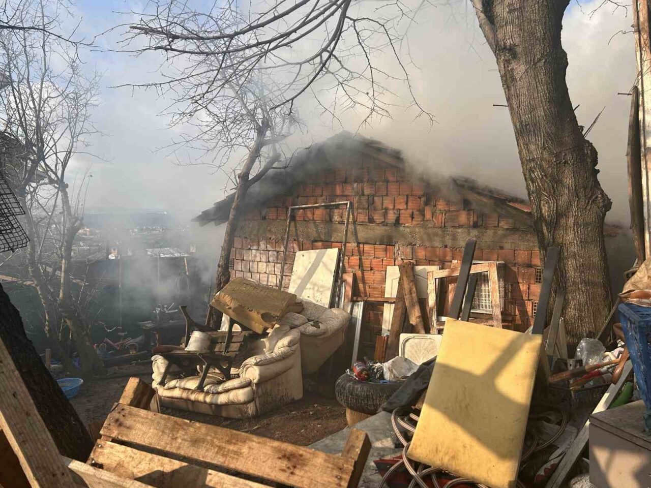 İstanbul’un Beykoz ilçesinde bir gecekondunun odunluk kısmında çıkan yangında maddi