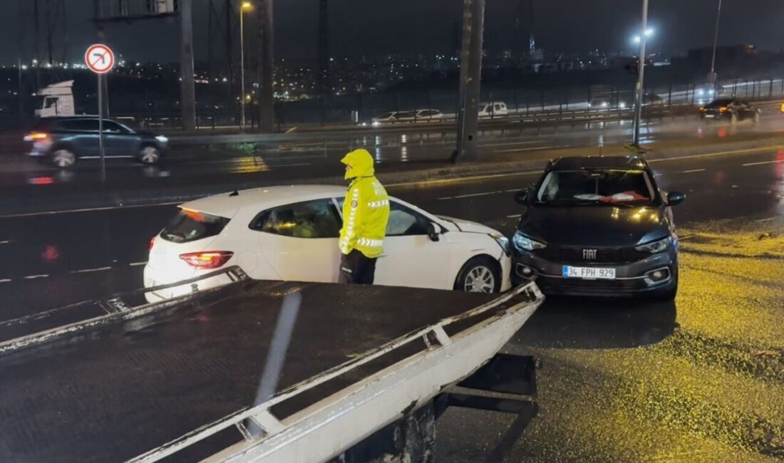 Beylikdüzü E-5 yan yolda yağmur nedeniyle kayganlaşan yolda sürücüsünün direksiyon