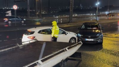 Beylikdüzü E-5 yan yolda yağmur nedeniyle kayganlaşan yolda sürücüsünün direksiyon