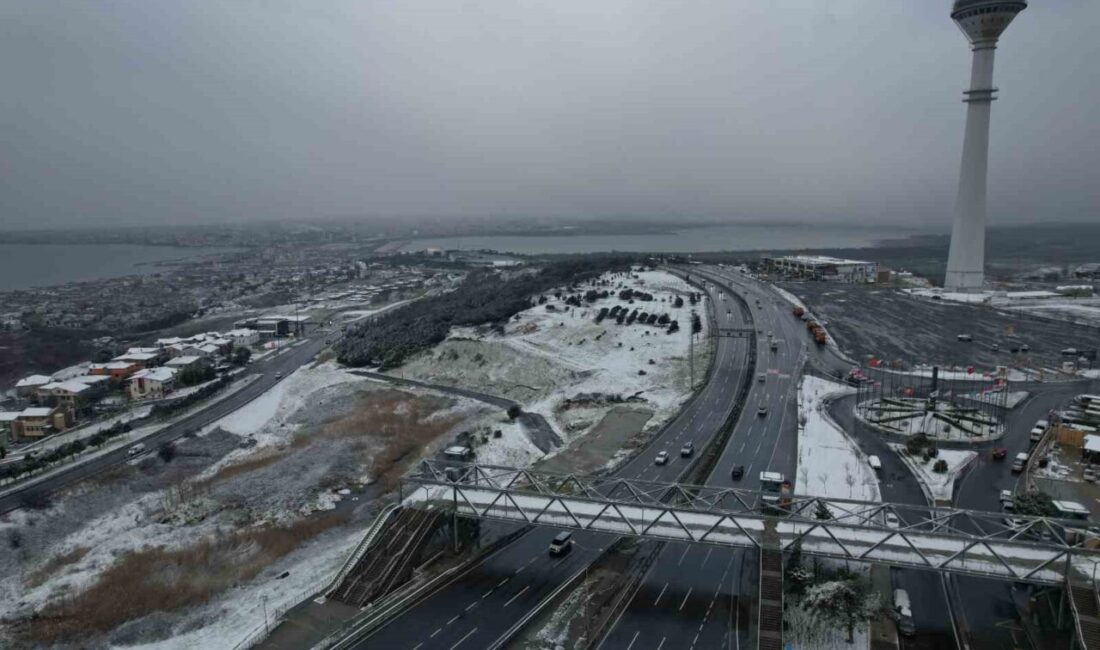 İstanbul Beylikdüzü’nde karla kaplanan alanlar havadan görüntülendi. İstanbul’da gece saatlerinde