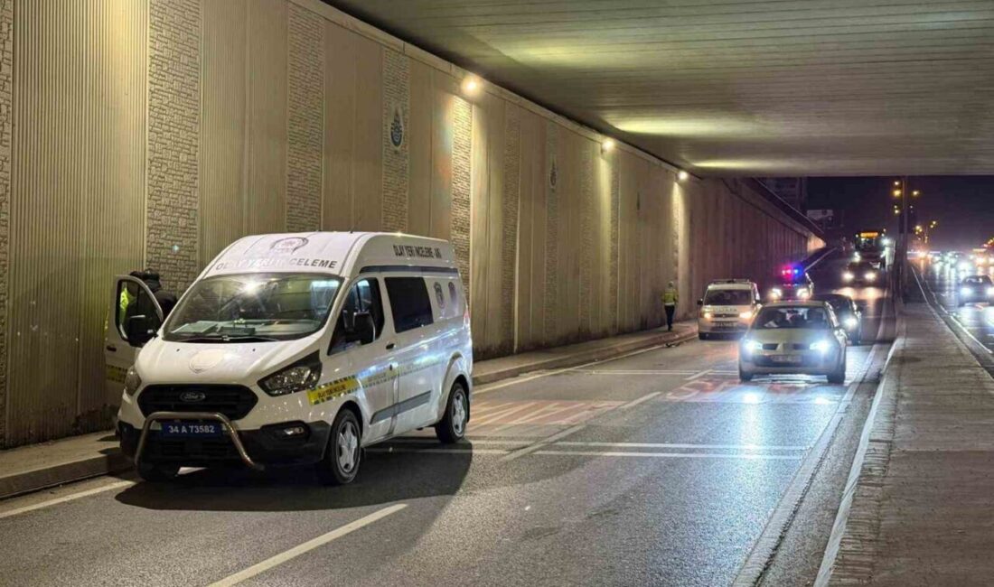 Beylikdüzü E-5 Karayolu’nda yolun karşısına geçmeye çalışırken servis minibüsünün çarptığı