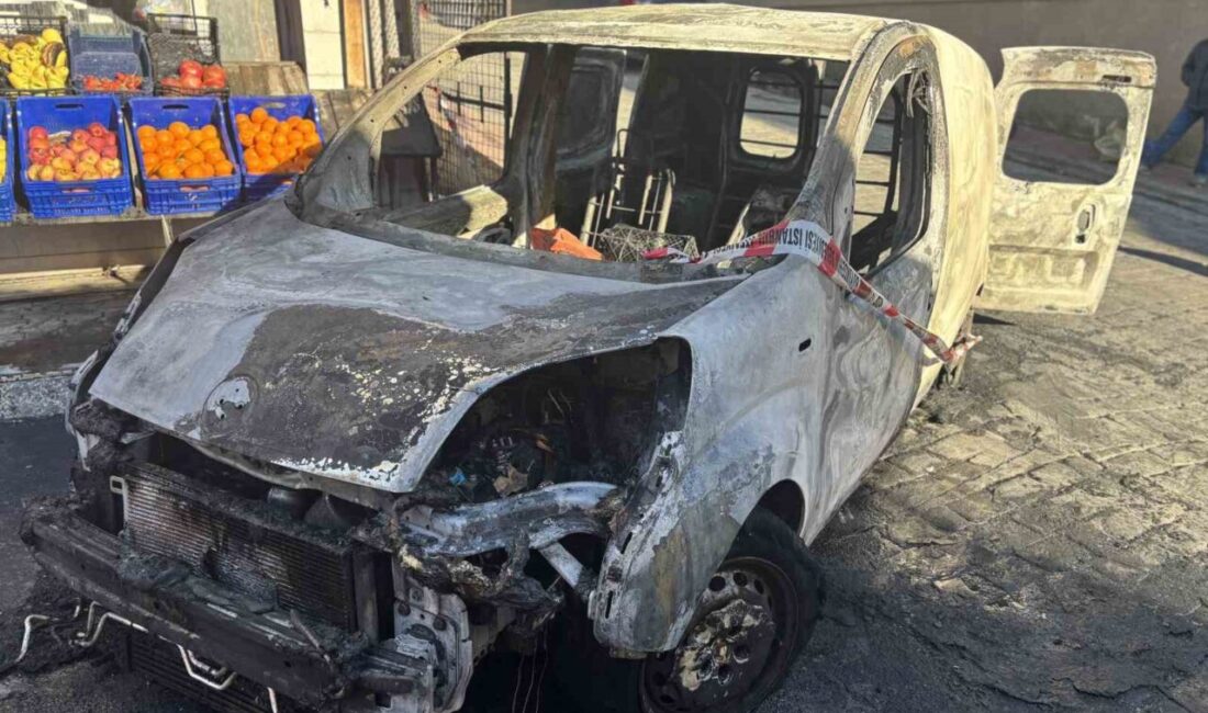 İstanbul Beyoğlu’nda seyir halindeyken yanmaya başlayan hafif ticari araç alev