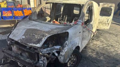 İstanbul Beyoğlu’nda seyir halindeyken yanmaya başlayan hafif ticari araç alev