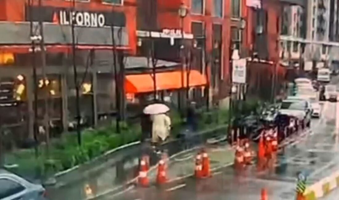 İstanbul Beyoğlu’nda kafeteryadan çıkan şehir plancısı kadın, kaldırımda yürüdüğü sırada