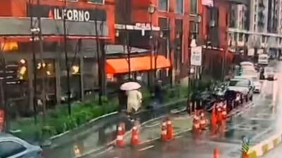 İstanbul Beyoğlu’nda kafeteryadan çıkan şehir plancısı kadın, kaldırımda yürüdüğü sırada