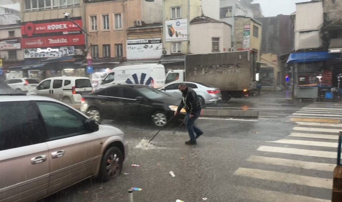 İstanbul Beyoğlu’nda fırtınayla birlikte şiddetli rüzgar da etkili oluyor. Bölgedeki