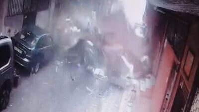 İstanbul’da etkili olan kuvvetli lodos, Beyoğlu’nda tehlikeli anlara neden oldu.