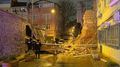 İstanbul Beyoğlu’nda taştan yapılmış tarihi metruk binanın duvarı yıkıldı. Olayda