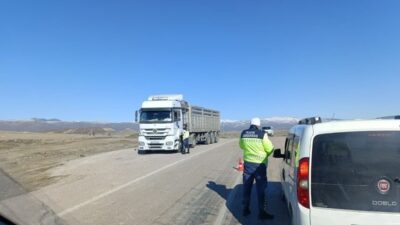 Beypazarı’nda jandarma ekipleri tarafından ilçenin belirli noktalarında trafik denetimi gerçekleştirildi.