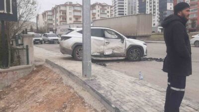 Ankara’nın Beypazarı ilçesinde iki otomobilin çarpışması sonucu meydana gelen kazada