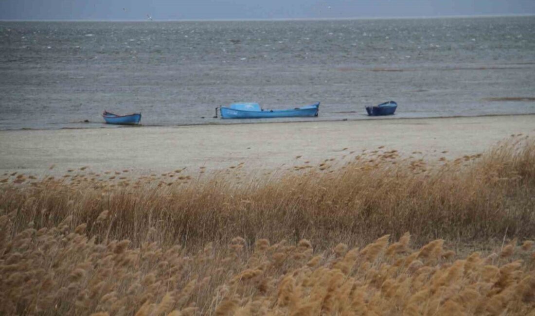 Konya’nın Beyşehir ilçesinde meteorolojinin günler öncesinden uyarısını yaptığı şiddetli rüzgar