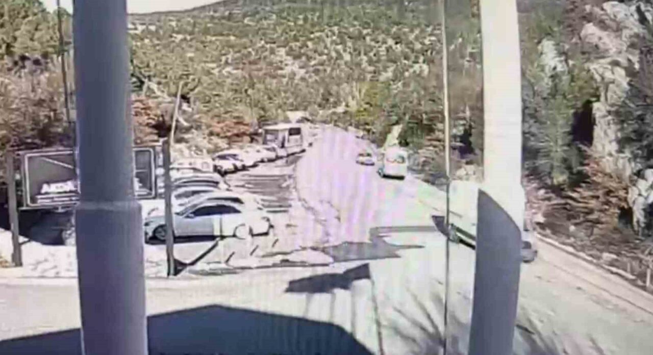 Konya’nın Beyşehir ilçesinde yolcu minibüsü ile otomobilin çarpışması sonucu 1