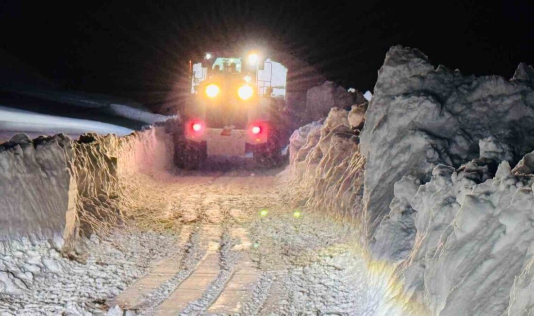 Şırnak’ta karla mücadele ekipleri günlerdir kapalı köy yollarını açıyor. 2