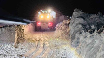 Şırnak’ta karla mücadele ekipleri günlerdir kapalı köy yollarını açıyor. 2