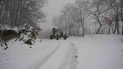 Çanakkale’nin Biga ilçesinde karla kaplanan 2 köy yolu için Kaymakamlık