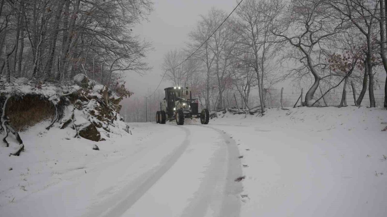 Çanakkale’nin Biga ilçesinde karla kaplanan 2 köy yolu için Kaymakamlık
