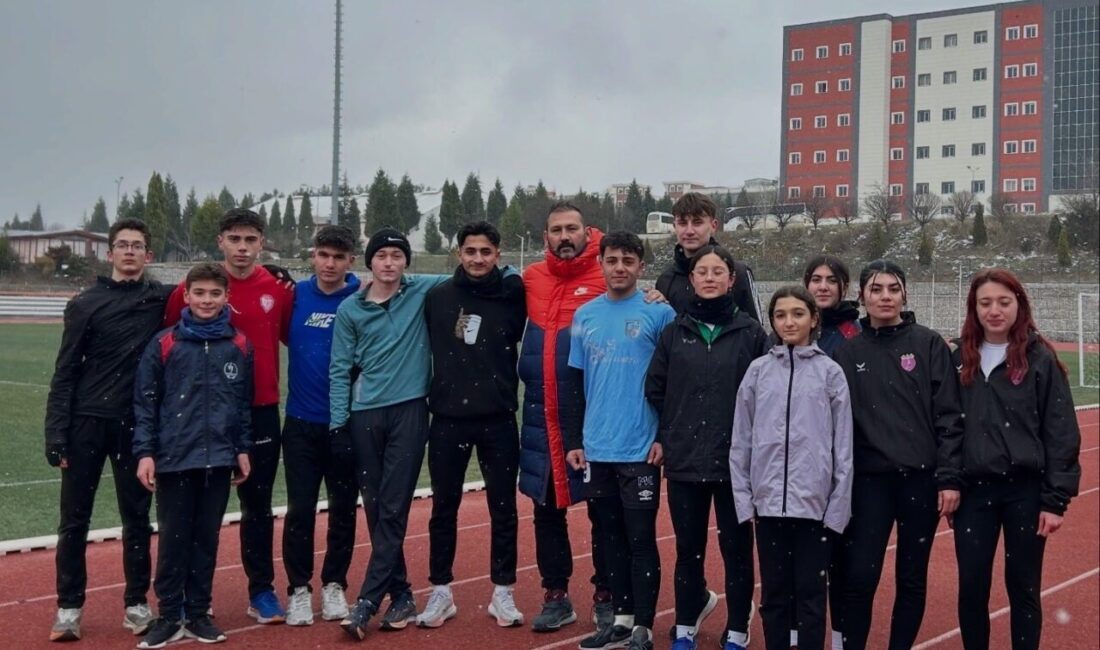 Bilecik’te Gençlik ve Spor Okulları kapsamında yürütülen atletizm antrenmanları sürüyor.