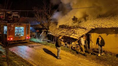 Bilecik’te çıkan baca yangını itfaiye ekiplerince söndürülürken, olay maddi hasarlı