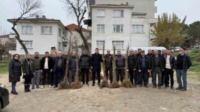 Bilecik’in Osmaneli ilçesinde çiftçilere meyve fidanı desteği sağlandı. Bilecik Valiliği