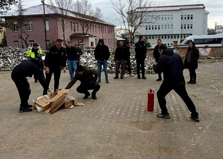 Bilecik’in Pazaryeri ilçesinde emniyet personeline yangın ve deprem farkındalık eğitimi