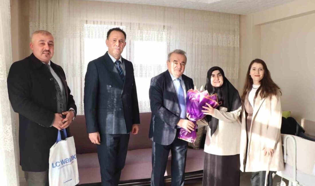 Bilecik’in Bozüyük ilçesinde evde eğitim alan öğrenciye karne sevinci yaşatıldı.