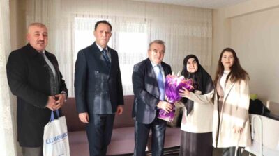 Bilecik’in Bozüyük ilçesinde evde eğitim alan öğrenciye karne sevinci yaşatıldı.