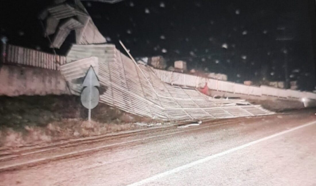 Bilecik’te fırtına nedeniyle bir fabrikanın çatısı uçtu. Meteoroloji Genel Müdürlüğü’nün