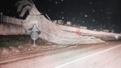 Bilecik’te fırtına nedeniyle bir fabrikanın çatısı uçtu. Meteoroloji Genel Müdürlüğü’nün
