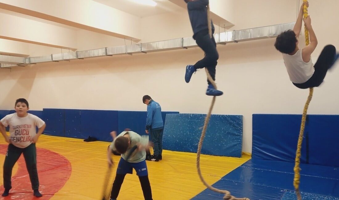 Bilecik’te Gençlik ve Spor Bakanlığı Spor Okulları kapsamında güreş antrenmanları