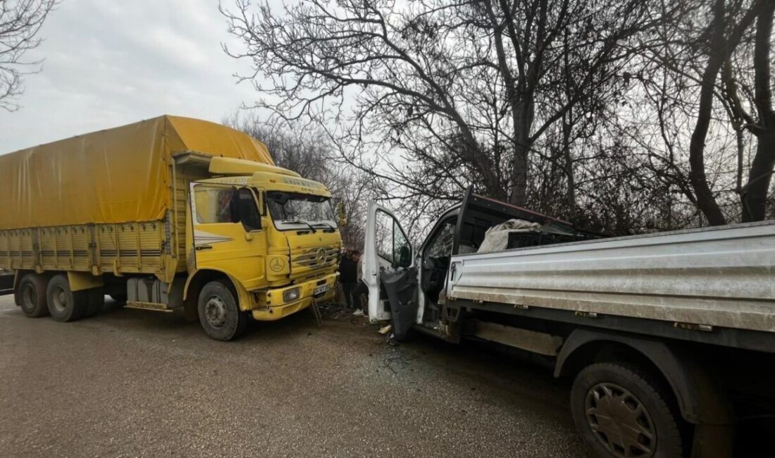 Bilecik’te ıslak yolun kazaya neden olduğu trafik kazasında 4 kişi
