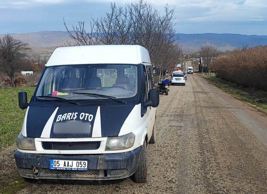 Bilecik’te seyir halindeki motosiklet ile minibüsün çarpışması sonucu meydana gelen