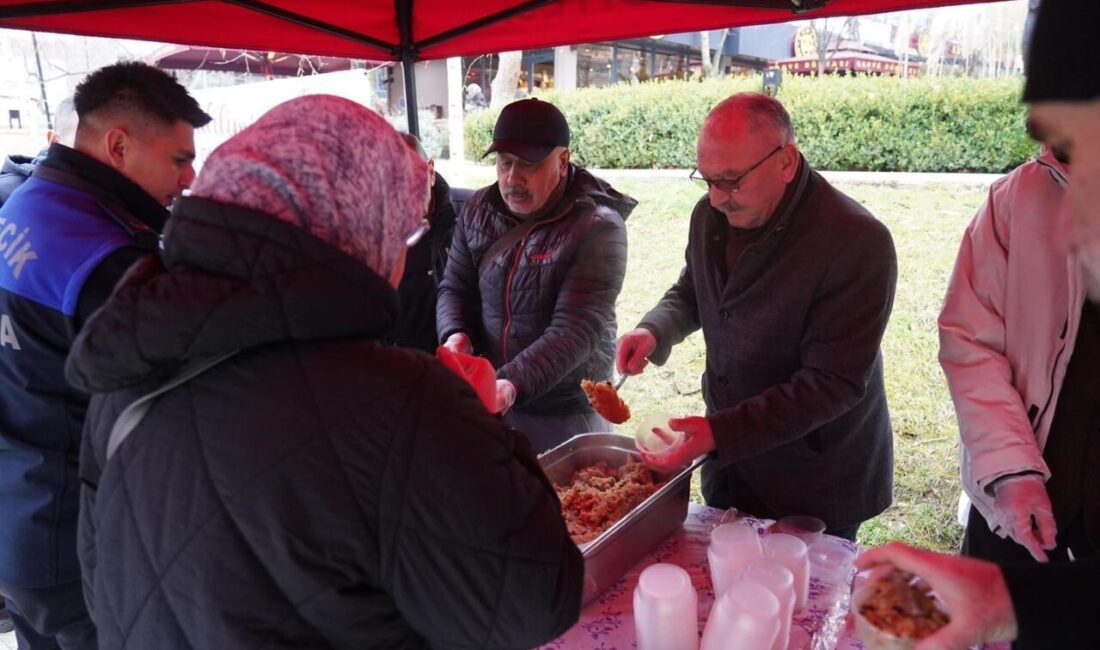 Bilecik Belediyesi tarafından Miraç Kandili dolayısıyla şehir merkezinde vatandaşlara helva