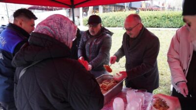Bilecik Belediyesi tarafından Miraç Kandili dolayısıyla şehir merkezinde vatandaşlara helva