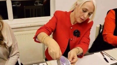 Bilecik’te Polis Eşleri Derneği öncülüğünde düzenlenen mum workshop etkinliği, kadın