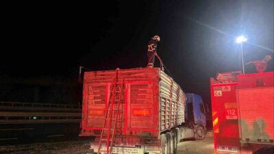 Bilecik’te seyir halinde talaş yüklü tır dorsesi alev aldı. Olay,