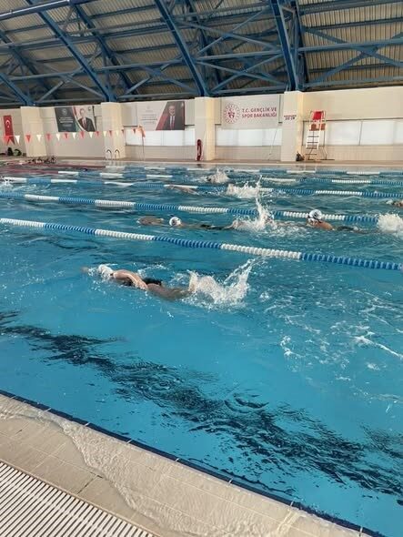 Bilecik’te Gençlik ve Spor Bakanlığı Spor Okulları kapsamında düzenlenen yüzme